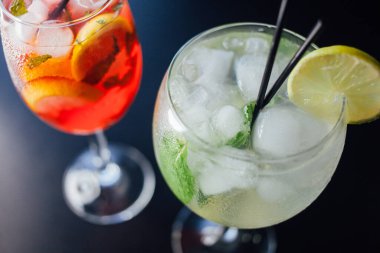 Taze buzlu meyve içecekleri ahşap bir masada, yakın plan.