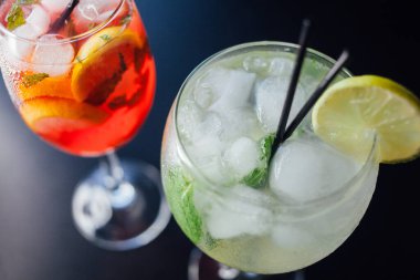 Taze buzlu meyve içecekleri ahşap bir masada, yakın plan.