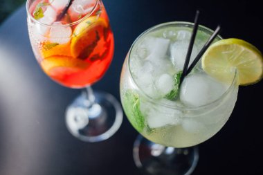 Taze buzlu meyve içecekleri ahşap bir masada, yakın plan.