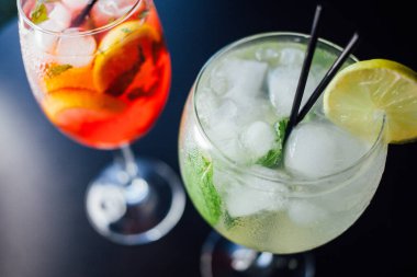 Taze buzlu meyve içecekleri ahşap bir masada, yakın plan.