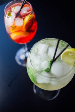 Taze buzlu meyve içecekleri ahşap bir masada, yakın plan.