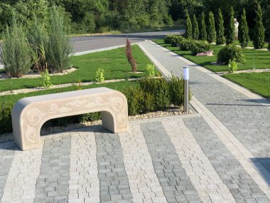 Değişik renklerde taşlar, parkta yürüyüş yolu. 