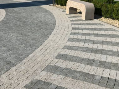 Yeşil bitkilerle dolu bahçe taşı patikası, gündüz vakti tuğla kaldırım. 