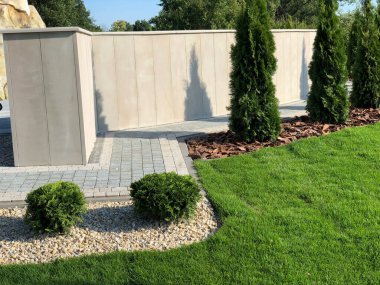 Değişik renklerde taşlar, parkta yürüyüş yolu. 