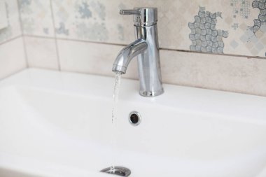 akan su ile banyo krom musluk