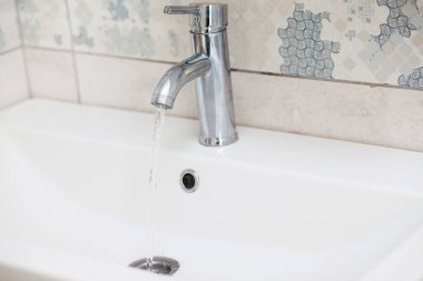 akan su ile banyo krom musluk