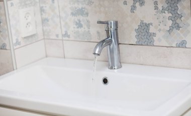 akan su ile banyo krom musluk