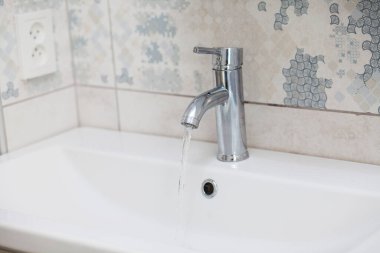 akan su ile banyo krom musluk