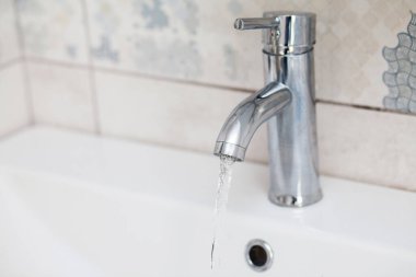 akan su ile banyo krom musluk