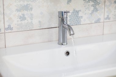 akan su ile banyo krom musluk