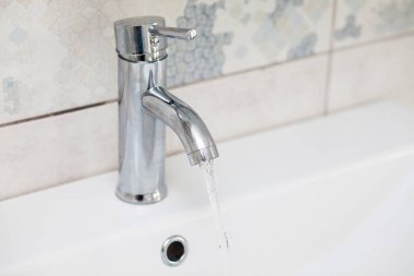 akan su ile banyo krom musluk