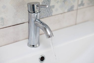 akan su ile banyo krom musluk