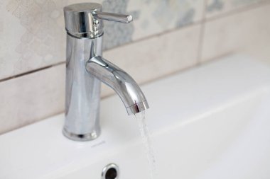 akan su ile banyo krom musluk