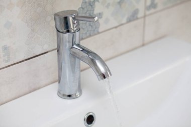 akan su ile banyo krom musluk