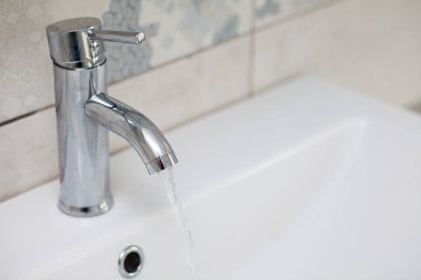 akan su ile banyo krom musluk