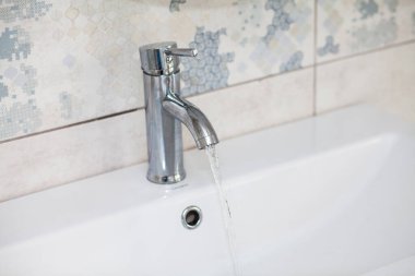 akan su ile banyo krom musluk