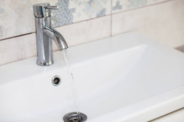 akan su ile banyo krom musluk