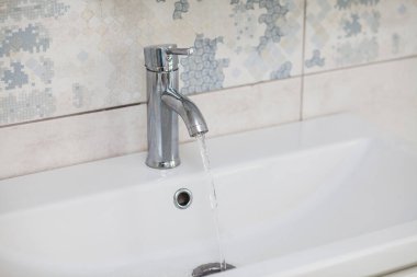 akan su ile banyo krom musluk