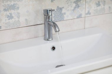 akan su ile banyo krom musluk