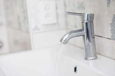 akan su ile banyo krom musluk