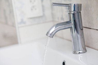 akan su ile banyo krom musluk