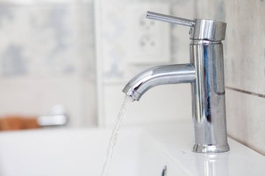 akan su ile banyo krom musluk