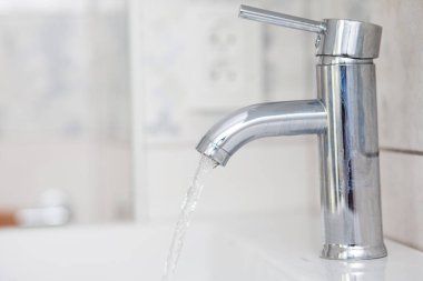 akan su ile banyo krom musluk