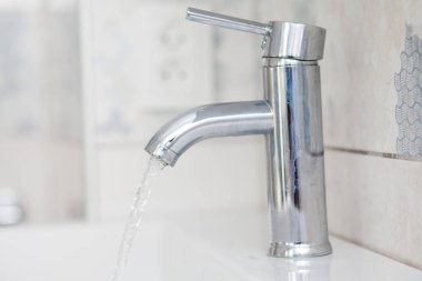 akan su ile banyo krom musluk