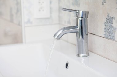 akan su ile banyo krom musluk