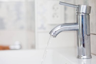 akan su ile banyo krom musluk