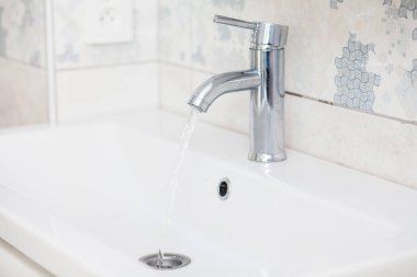 akan su ile banyo krom musluk