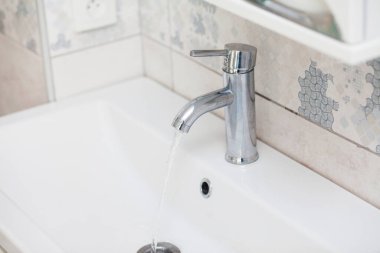 akan su ile banyo krom musluk