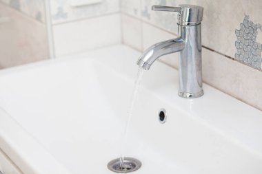 akan su ile banyo krom musluk