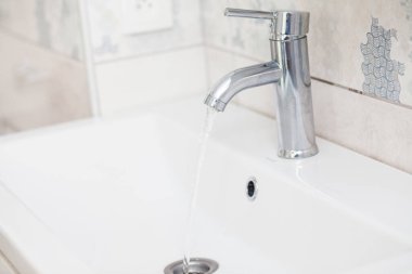 akan su ile banyo krom musluk