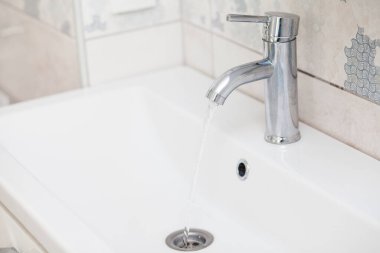 akan su ile banyo krom musluk