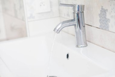 akan su ile banyo krom musluk