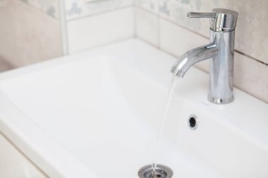 akan su ile banyo krom musluk