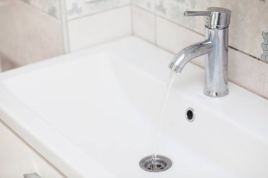 akan su ile banyo krom musluk