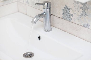 akan su ile banyo krom musluk