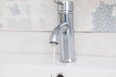 akan su ile banyo krom musluk