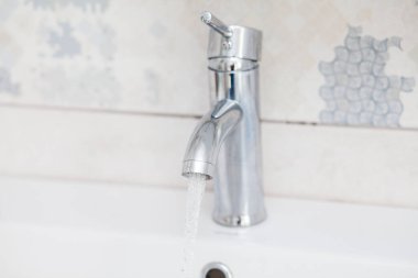 akan su ile banyo krom musluk