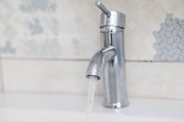 akan su ile banyo krom musluk