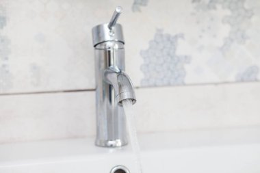 akan su ile banyo krom musluk