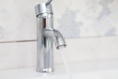 akan su ile banyo krom musluk