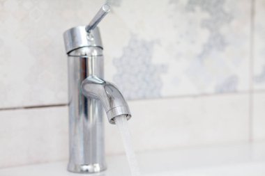 akan su ile banyo krom musluk