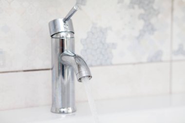 akan su ile banyo krom musluk