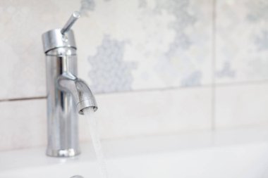 akan su ile banyo krom musluk