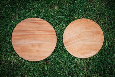 Yeşil çimlerin üzerinde yuvarlak ahşap tahtalar
