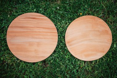 Yeşil çimlerin üzerinde yuvarlak ahşap tahtalar