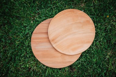 Yeşil çimlerin üzerinde yuvarlak ahşap tahtalar